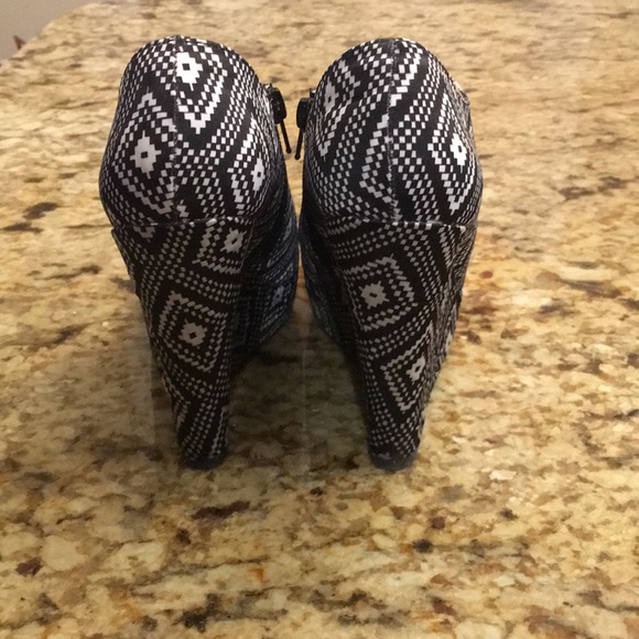 Qupid peep toe booties, size 7. - Picture 3 of 8